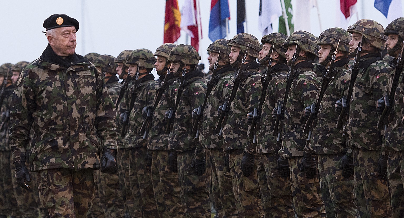 Divisionaer Philippe Rebord, links, Bundesrat Guy Parmelin, Mitte, und Korpskommandant Andre Blattmann, rechts, inspizieren die Ehrenwache, wahrend der Kommandouebergabe Chef der Armee, am Donnerstag, ...