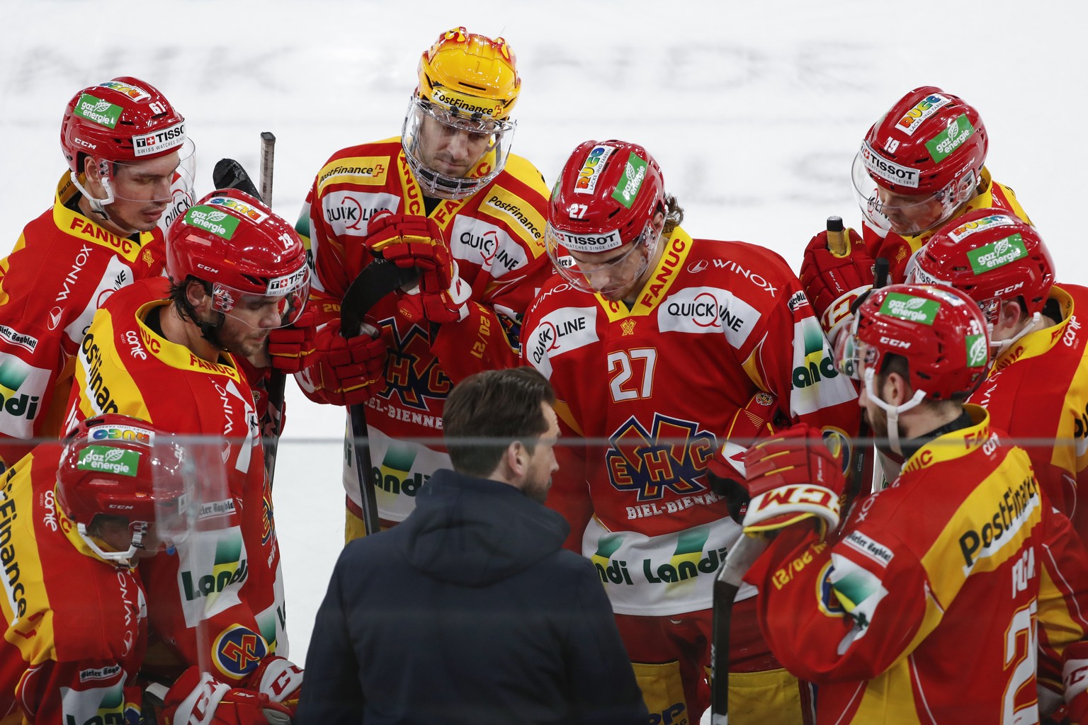 Biels Cheftrainer Lars Leuenberger spricht waehrend einem Timeout zu seinen Spielern, im Eishockey Meisterschaftsspiel der National League zwischen dem EHC Biel und Geneve-Servette HC, am Sonntag, 10. ...