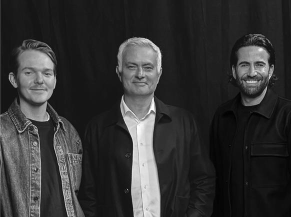 Lukas Amgwerd (Thjnk), José Mourinho und Marco Greco von Ochsner Sport (von links nach rechts).