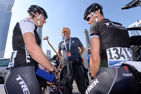 Hondo (rechts) im Gespräch mit Teamkollege Fabian Cancellara.