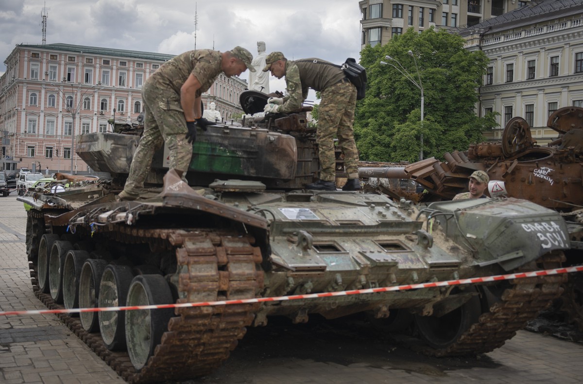 Sappers inspect a damaged Russian tank installed as a symbol of war in central Kyiv, Ukraine, Thursday, June 15, 2023. (AP Photo/Efrem Lukatsky)