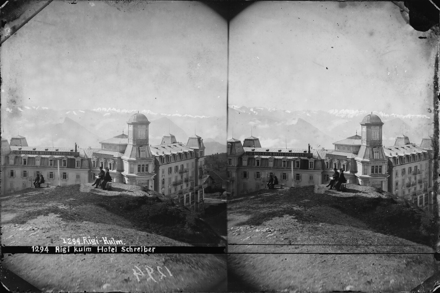 Das 1874 von Davinet erbaute Hotel Schreiber auf der Rigi Kulm. Der angewinkelte Grundriss erlaubte mehr Zimmer mit Panoramablick auf die Berge.