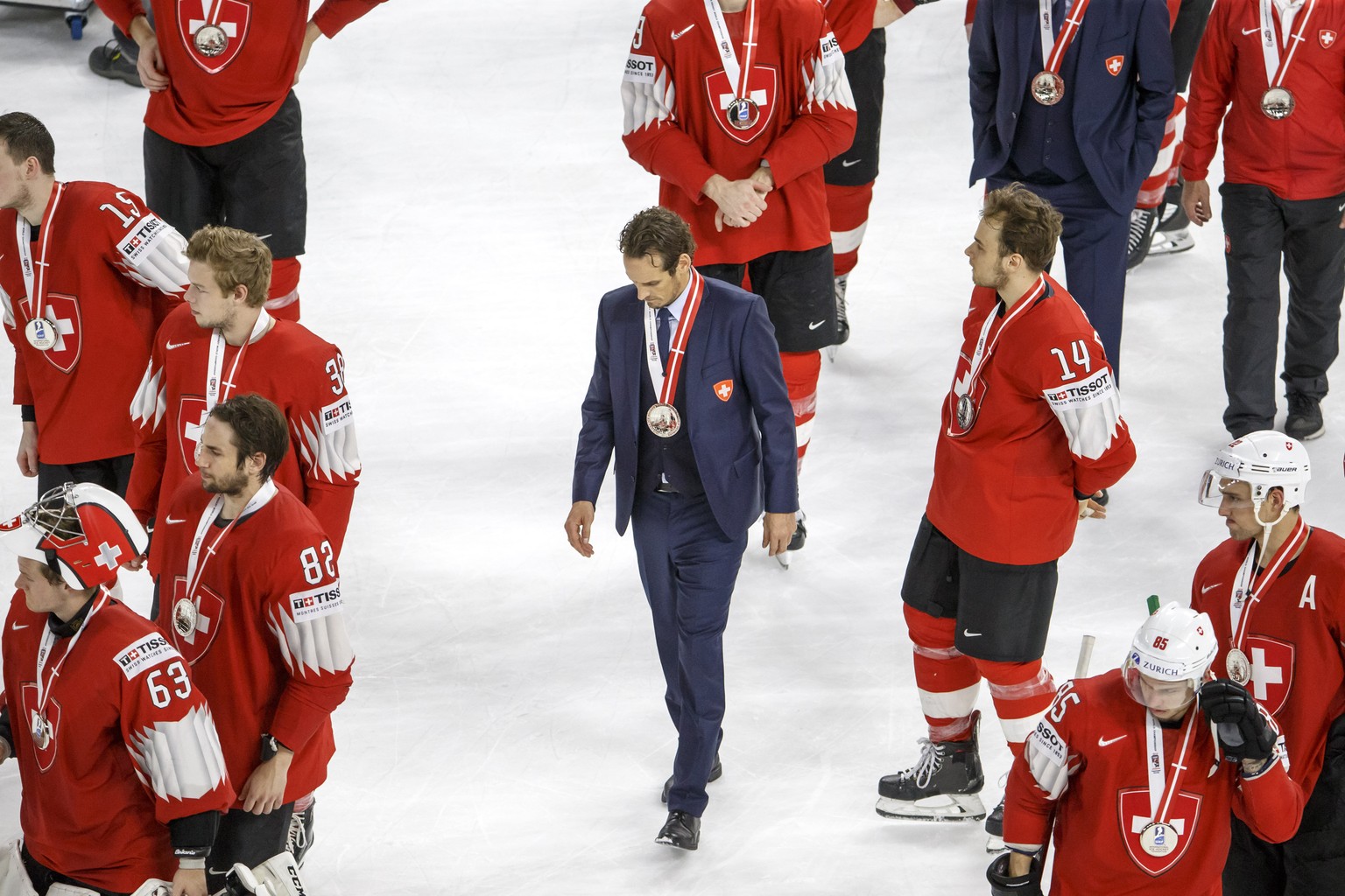 BILDPAKET -- ZUM JAHRESRUECKBLICK 2018 INTERNATIONAL, STELLEN WIR IHNEN HEUTE FOLGENDES BILDMATERIAL ZUR VERFUEGUNG -- Patrick Fischer, centre, head coach of Switzerland national ice hockey team, betw ...