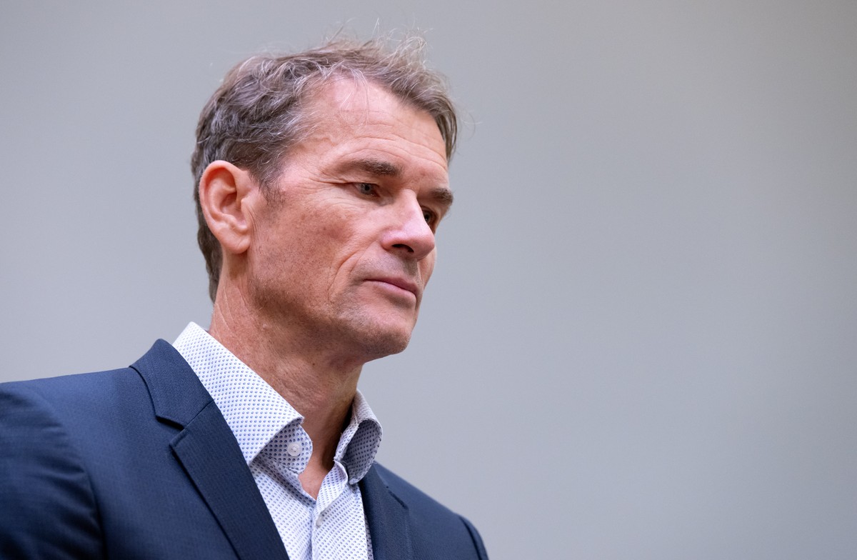 27.09.2024, Bayern, M�nchen: Der ehemalige Fu�ball-Nationaltorwart Jens Lehmann steht vor Beginn des Berufungsprozesses am Landgericht im Gerichtssaal. Lehmann wird vorgeworfen einen Dachbalken in der ...
