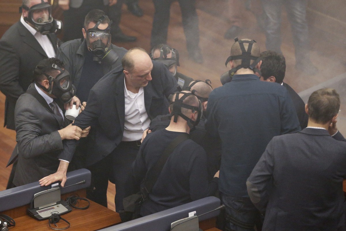 epa05182070 Kosovo police officers escort the leader of the biggest opposition party 'Vetevendosje' ('Self-determination') during the extraordinary session to elect the new Kosovo  ...