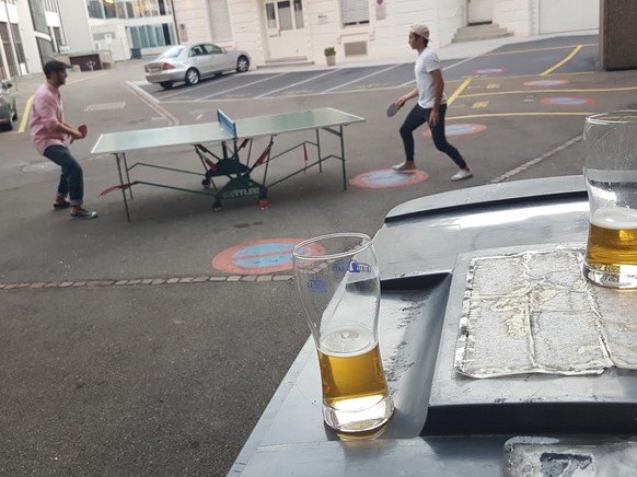 Bierchen und Pingpong vor dem Strassencafé: Schweizer wissen, wie man den Sommer geniesst.