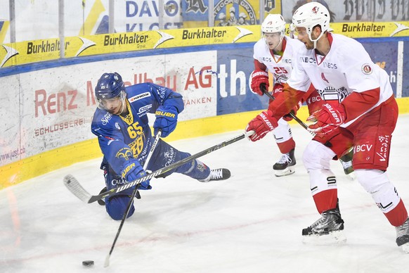 Davos&#039; Marc Wieser, links, gegen Lausannes Petteri Lindbohm, rechts, beim Eishockey-Qualifikationsspiel der National League A zwischen dem HC Davos und dem Lausanne HC, am Freitag, 8. Februar 201 ...