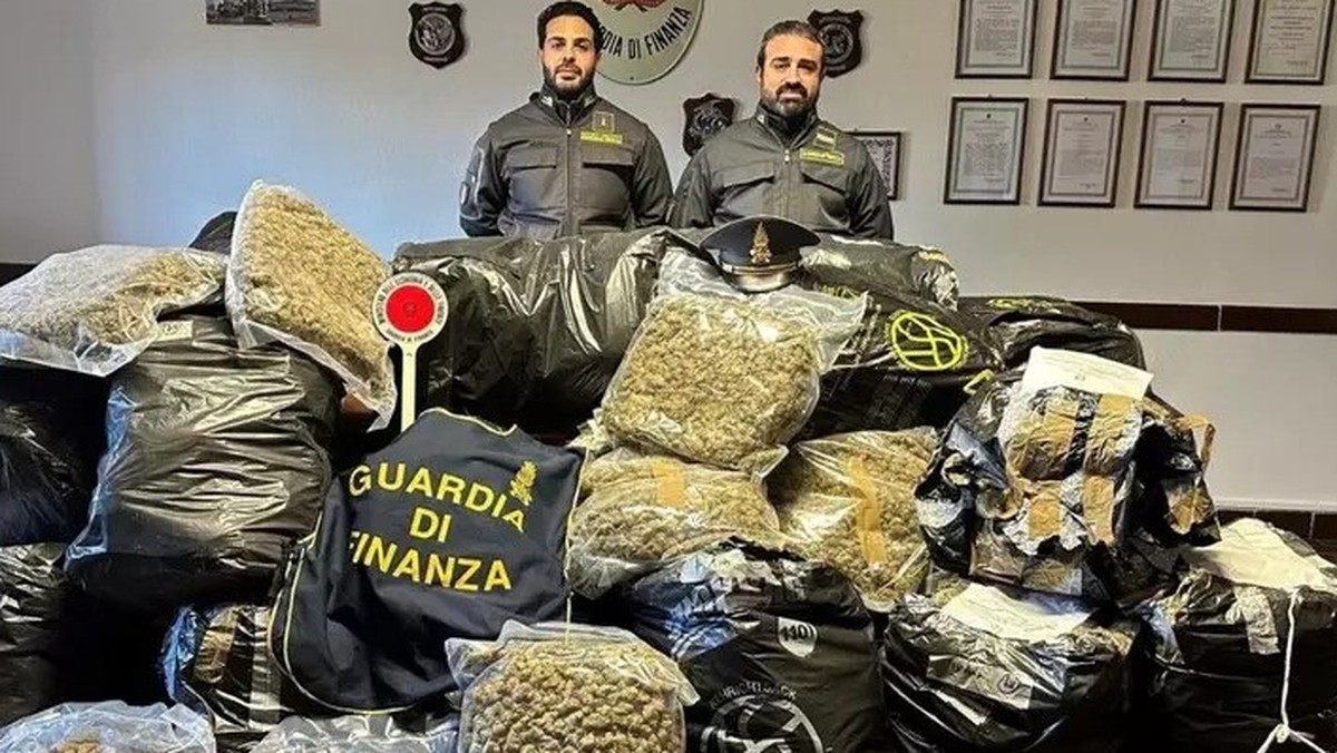 Zwei italienische Polizisten präsentieren den sichergestellten Drogenberg.