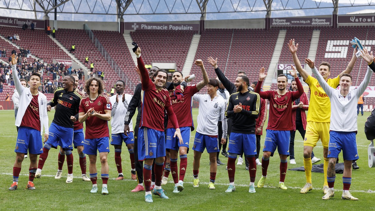 Servette's players celebrate their victory after defeating the team Lausanne, during the Super League soccer match of Swiss Championship between Servette FC and FC Lausanne-Sport, at the Stade de ...