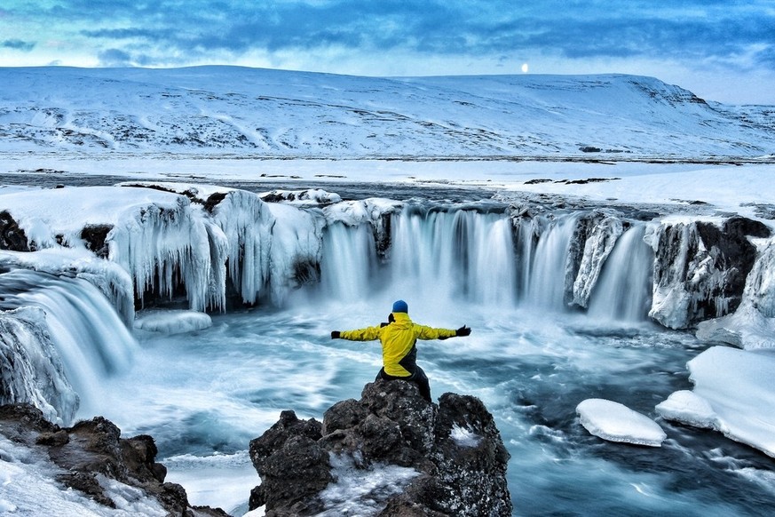 Abenteuerlustiger Mann bei Godafoss auf Island