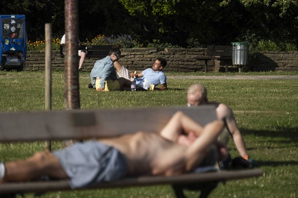 Heatwave in London People enjoy the hot weather during the weekend in Furnivall Gardens, in Chiswick, London, on 20 June 2026. The UK Health Security Agency UKHSA has issued amber alerts covering the  ...