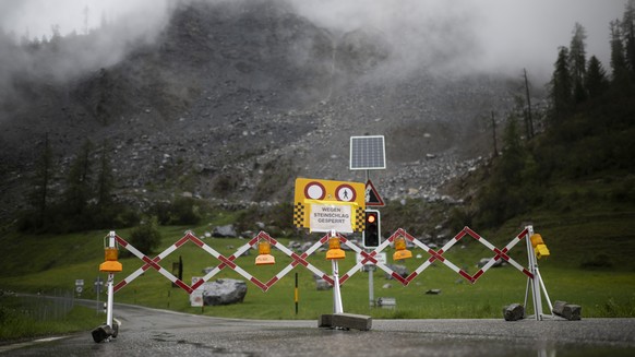 Verbotsschild und gesperrte Kantonsstrasse, an einer Medienbegehung im Dorf unter dem &quot;Brienzer Rutsch&quot;, aufgenommen am Mittwoch, 10. Mai 2023, in Brienz/Brinzauls. Die Anwohner muessen ihr  ...