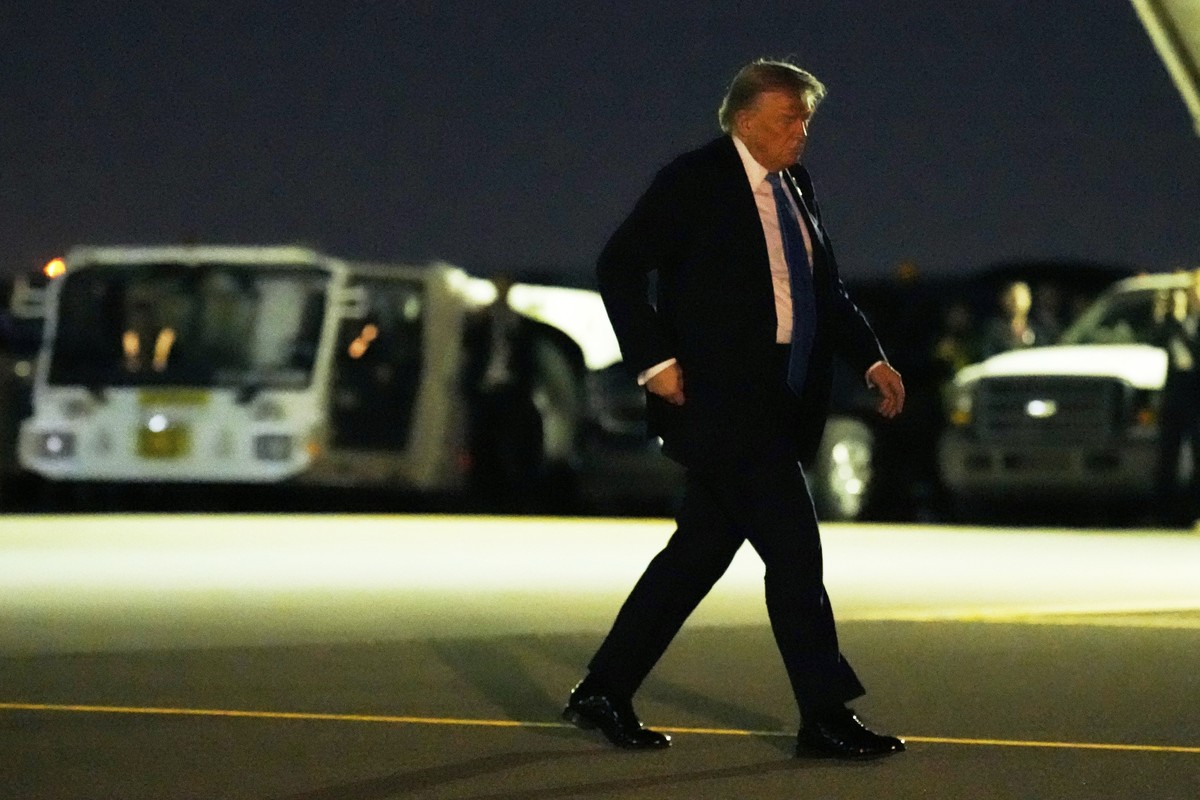 President Donald Trump boards Air Force One at Calgary International Airport, Monday, June 16, 2025, in Calgary, Canada, on his way back to Washington. (AP Photo/Mark Schiefelbein)
Donald Trump