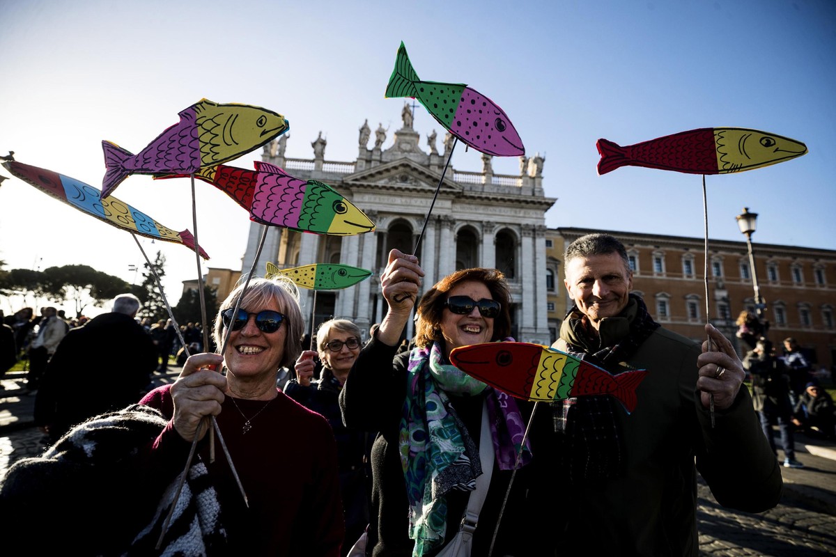 epa08071694 Supporters of the 'Sardines', an anti-populist left-wing movement, during a rally at San Giovanni Square in Rome, Italy, 14 December 2019. Italy's Anti-Salvini 'Sardine ...