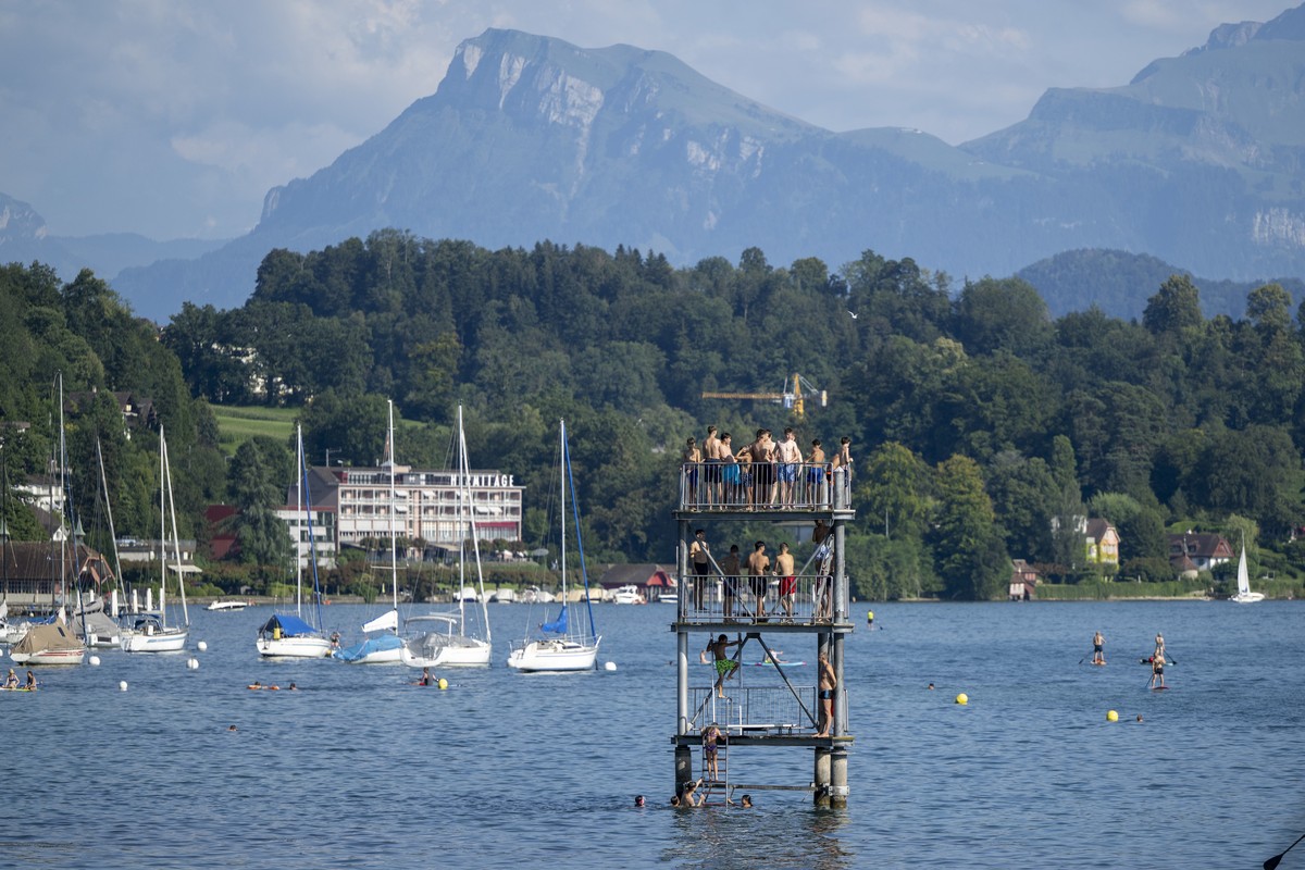 Zahlreiche Menschen geniessen den heissen Sommertag in der Badi Lido am Vierwaldstaettersee in der Stadt Luzern am Sonntag, 11. August 2024. (KEYSTONE/Urs Flueeler).