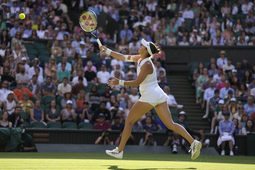 Switzerland&#039;s Belinda Bencic returns to Poland&#039;s Iga Swiatek in a women&#039;s singles match on day seven of the Wimbledon tennis championships in London, Sunday, July 9, 2023. (AP Photo/Kir ...