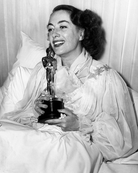 1945: JOAN CRAWFORD receives her Best Actress Oscar MILDRED PIERCE in her sick bed, 1946 Courtesy Everett Collection ACHTUNG AUFNAHMEDATUM GESCH�TZT PUBLICATIONxINxGERxSUIxAUTxONLY Copyright: xCourtes ...