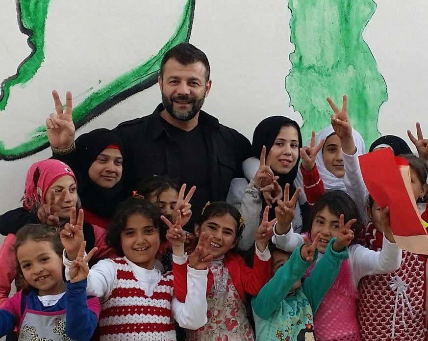 «Spielzeugschmuggler» Rami Adham mit syrischen Waisenkindern.
