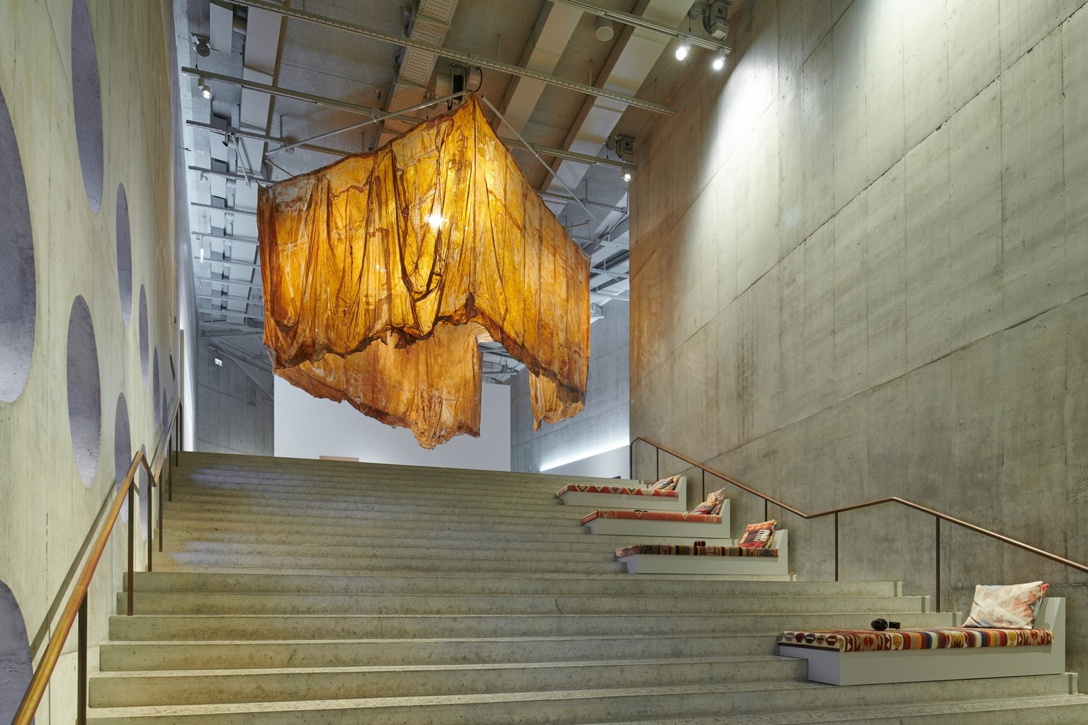 Heidi Buchers 1988 entstandenes «Audienzzimmer des Doktor Binswanger» ist eine Auseinandersetzung mit Patientinnen wie «Anna O.», die 1882 zum Morphium-Entzug kam, und die in der Psychonanalyse «mundt ...