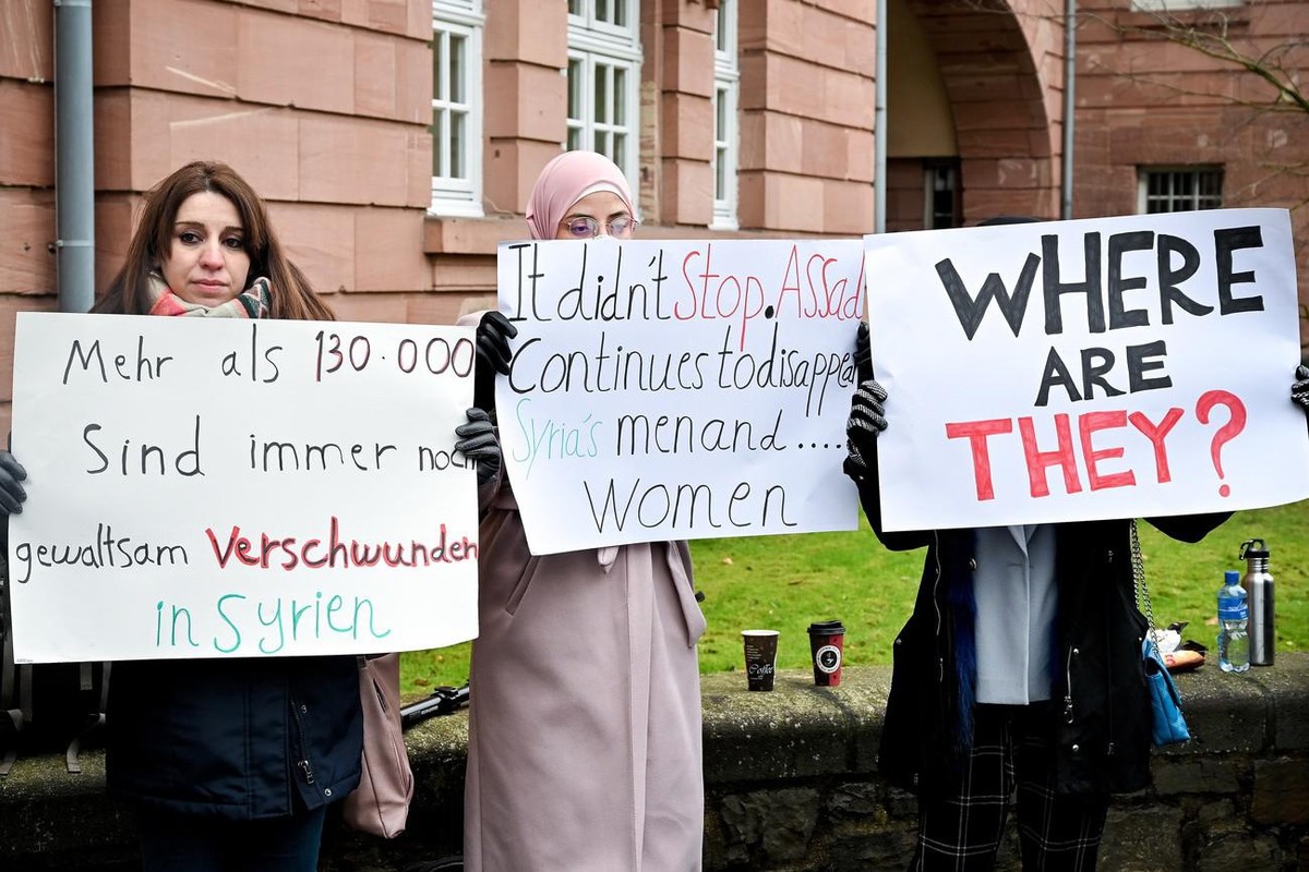 Les femmes réagissent après le verdict contre un ancien agent de la police secrète syrienne, au tribunal régional supérieur de Coblence, Allemagne, 13 janvier 2022. Dans le premier procès au monde sur ...