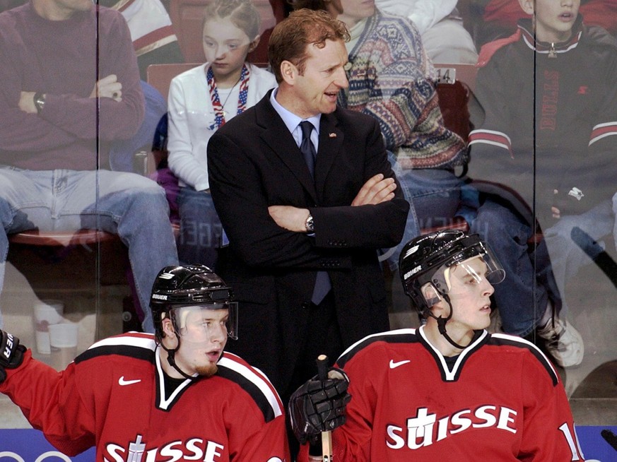 Qualifikationsspiel zwischen der Schweiz und Weissrussland am Mittwochnachmittag den 13.Februar 2002 in Salt Lake City.Die Schweizer Trainerbank mit einem nervoesen Ralph Krueger,zusammen mit Martin H ...