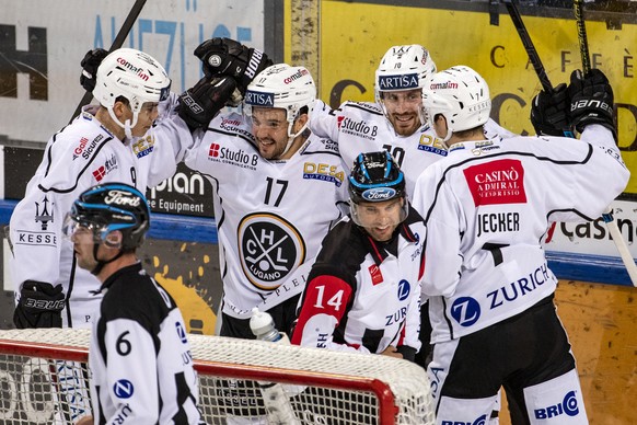 Jubel bei Luganos Reto Suri, Luganos Luca Fazzini, Luganos Matteo Romanenghi und Luganos Benoit Jecker, von links, nach dem Tor zum 2-2 beim Eishockey Meisterschaftsspiel der National League zwischen  ...