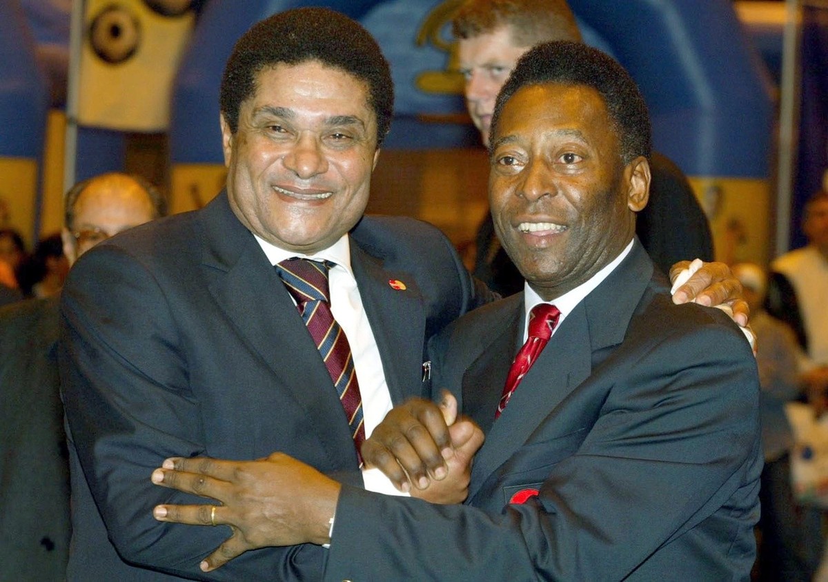 Two soccer legends, Portugal's Eusebio (L) and Brazil's Pele (R), hug each other on Saturday, 29 November 2003, at the opening of the "All Football" fair in Lisbon, Portugal. EPA/T ...