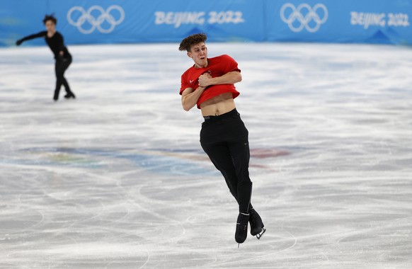 ARCHIV - ZUM VORSCHAUTEXT UEBER DEN EISKUNSTLAEUFER LUKAS BRITSCHGI STELLEN WIR IHNEN FOLGENDES BILDMATERIAL ZUR VERFUEGUNG - epa09724026 Figure skater Lukas Britschgi of Switzerland in action during  ...