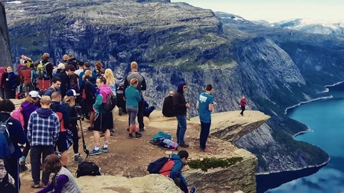 Der norwegische Felsvorsprung Trolltunga ist wahrlich ein beliebtes Fotosujet. Für das perfekte Foto stehen Touristen auch gerne an.
