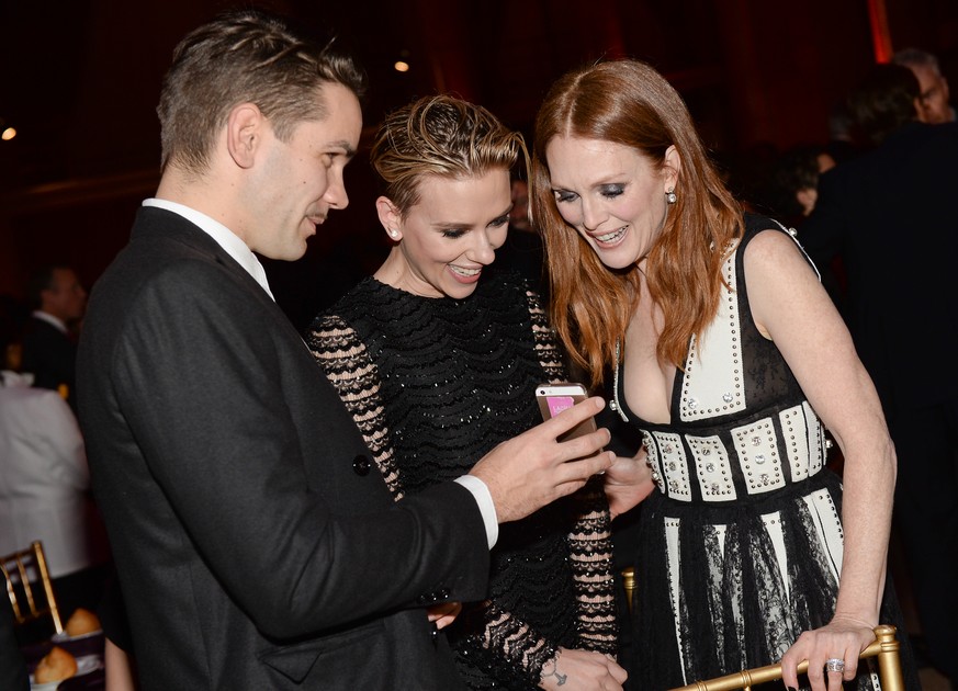 Ziemlich sicher zeigt Johannsons Ehemann Dauriac an den «Gotham Independent Film Awards» Julianne Moore ein Foto seiner Tochter. Ausserdem: Haben Sie den watson-Kleber auf seinem Smartphone gesehen? A ...