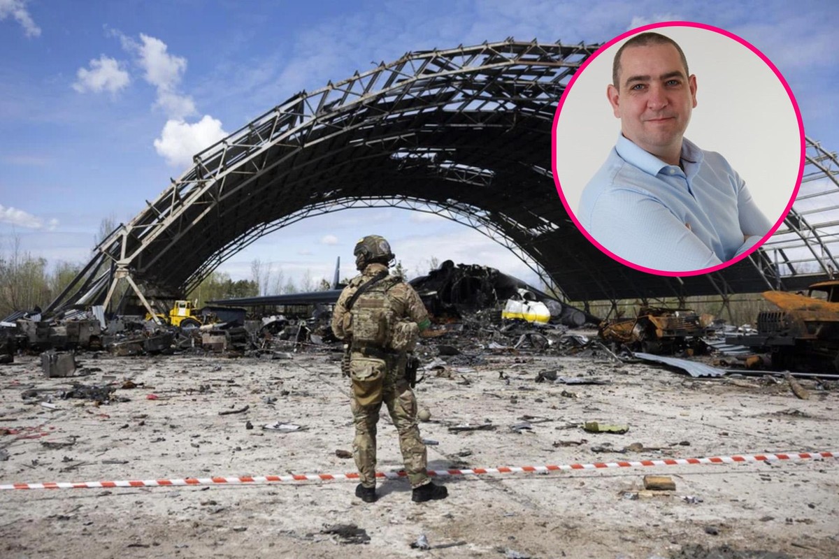 Aéroport d'Hostomel, près de Kiev. Après destruction par l'armée russe, ce qu'il reste du hangar et de l'avion Antonov AN 225 gros-porteur qu'il abritait. 27 avril 2022.