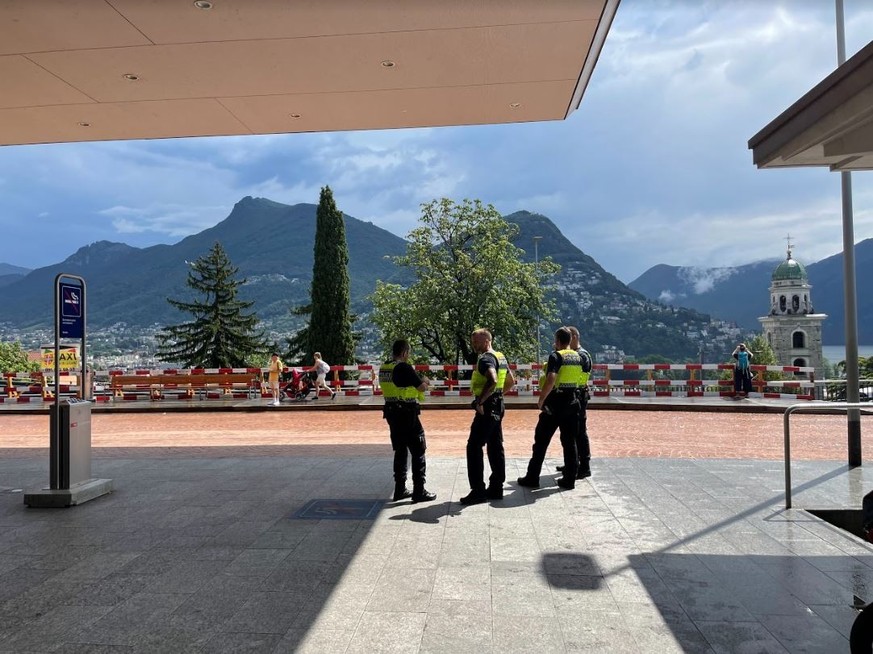 Zahlreiche Polizisten bewachen den Bahnhof von Lugano.