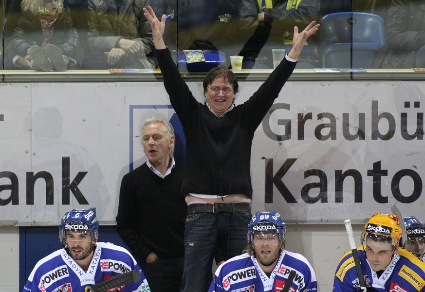 Trotz Toren leidet der Davoser Trainer Arno Del Curto mit seiner Mannschaft, beim Eishockey Meisterschaftsspiel der National League A zwischen dem HC Davos und dem HC Lugano, am Sonntag, 27. November  ...