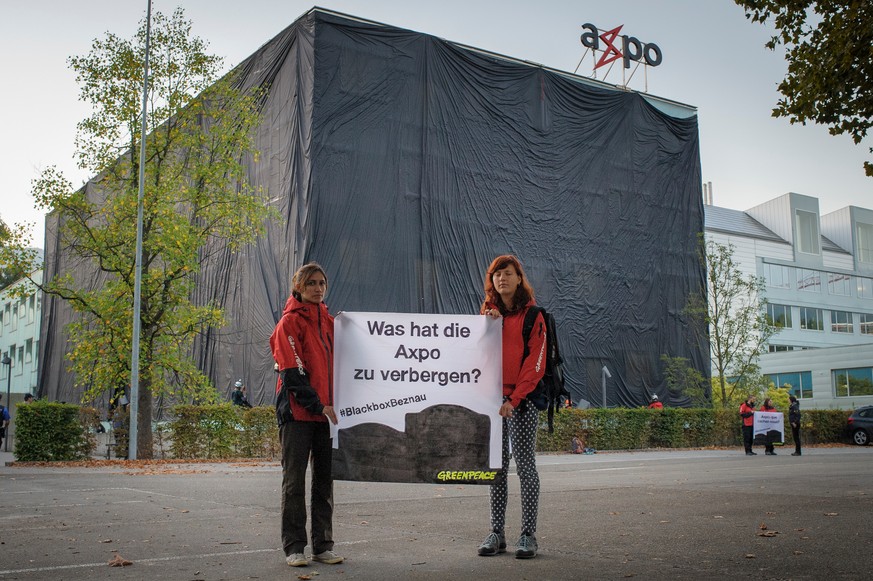 HANDOUT - Rund 30 Aktivistinnen und Aktivisten von Greenpeace haben heute Morgen ein Glasgebaeude des Axpo-Hauptsitzes in Baden (AG) mit schwarzem Stoff verhuellt. Mit der Protest-Aktion wollen sie di ...