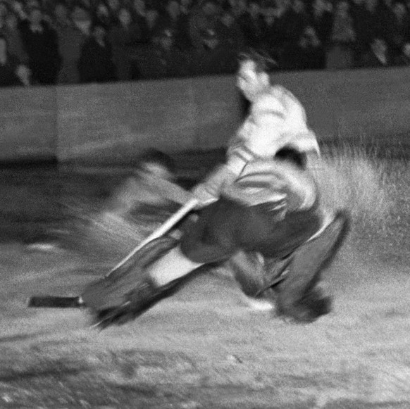 IMAGO / CTK Photo

Prague - Czechoslovakia 1947. Barrage of particles of ice fly by during fight for puck in hockey match between HC Davos Switzerland and LTC Sparta. CTKxVintagexPhoto PUBLICATIONxINx ...