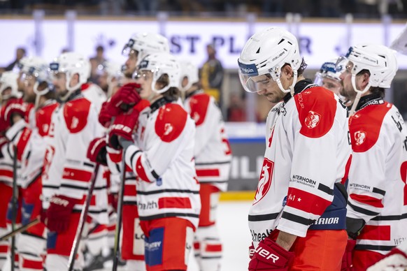 Visps enttaeuschte Spieler nach dem verlorenen fuenften Spiel der League Qualification der Eishockey National League zwischen dem HC Ajoie und dem EHC Visp in der Raiffeisen Arena in Porrentruy, am Do ...