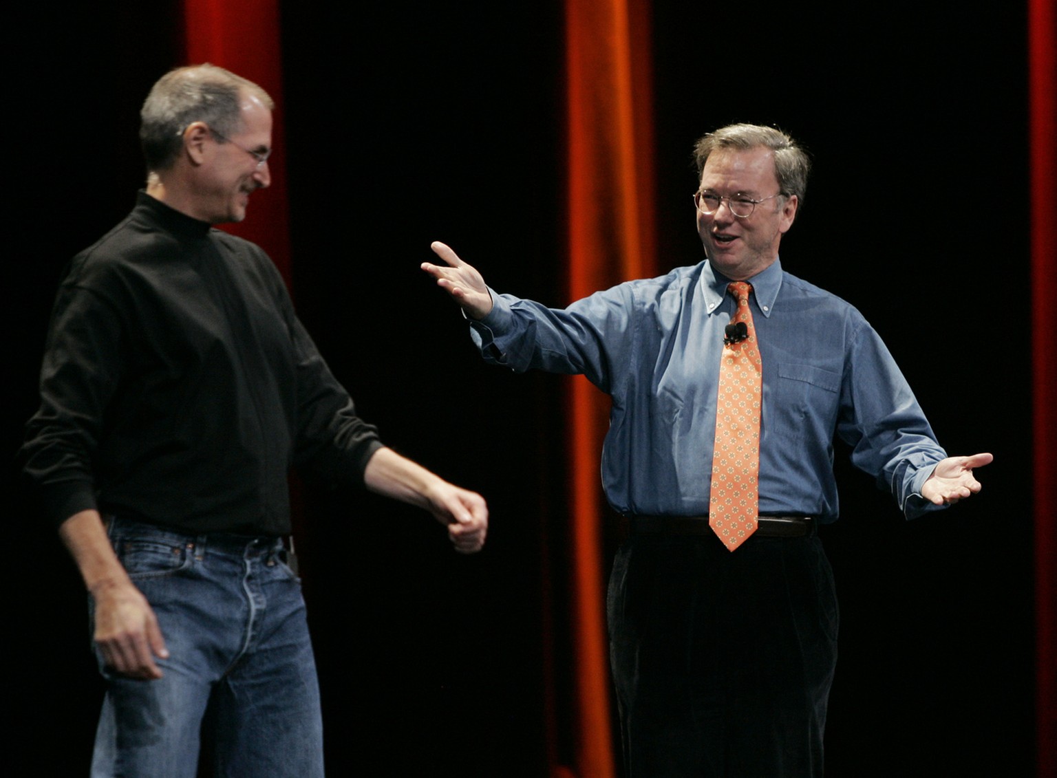 Steve Jobs mit Eric Schmidt, der damals im Apple-Verwaltungsrat sass. Drei Jahre später <a href="https://www.cnbc.com/id/34956650/" target="_blank">hiess es</a>: «Steve hasst Eric».
