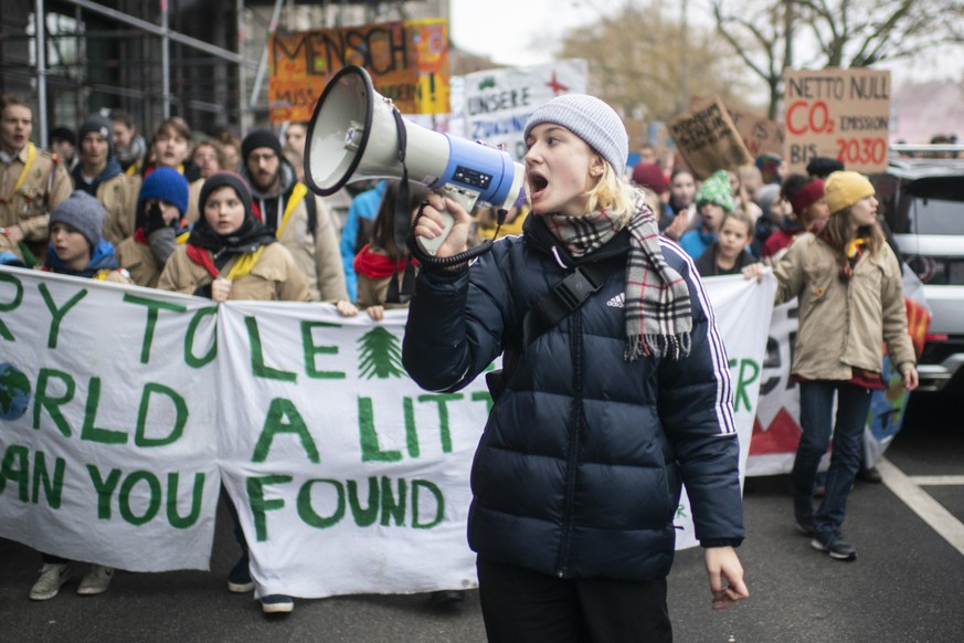 Menschen demonstrieren am schweizweiten Klimastreik gegen die Klimapolitik und fuer einen sicheren Klimaschutz am Samstag, 2. Februar 2019 in Zuerich. (KEYSTONE/Ennio Leanza)
