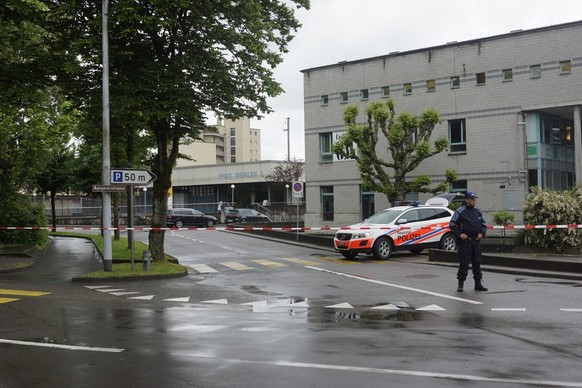 Eine Spezialeinheit verhandelt im Hintergrund mit der bewaffneten Person.