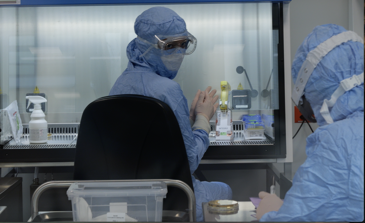 Sie stellen Haut her, dürfen selbst aber keinen Millimeter davon zeigen: Die hochspezialisierten Labortechnikerinnen und -techniker im Reinraum.