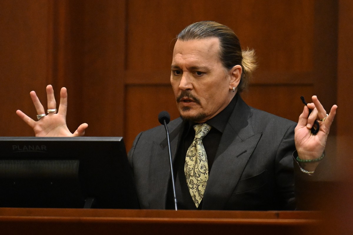 epa09897965 US actor Johnny Depp testifies during his defamation trial in the Fairfax County Circuit Courthouse in Fairfax, Virginia, USA, 19 April 2022. Johnny Depp's 50 million US dollars defam ...