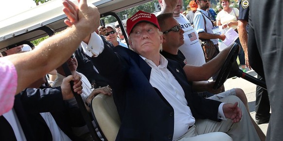 Autofrei kennt er nicht – US-Vize Pence sorgt auf Mackinac Island für einen Eklat
Was will man von so einem erwarten wenn schon sein Alter als Vorbild sich am G7 für 700 m im Bobby Car kutschieren läs ...