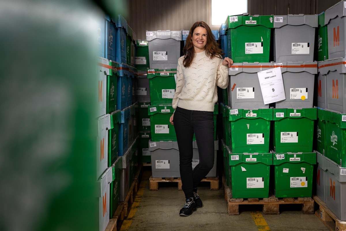 Migros Online-Chefin Katrin Tschannen (im Februar 2021) in bequemen Arbeitsschuhen im Lager in Bremgarten – Angestellte laufen hier bis zu 9 Kilometer pro Tag.