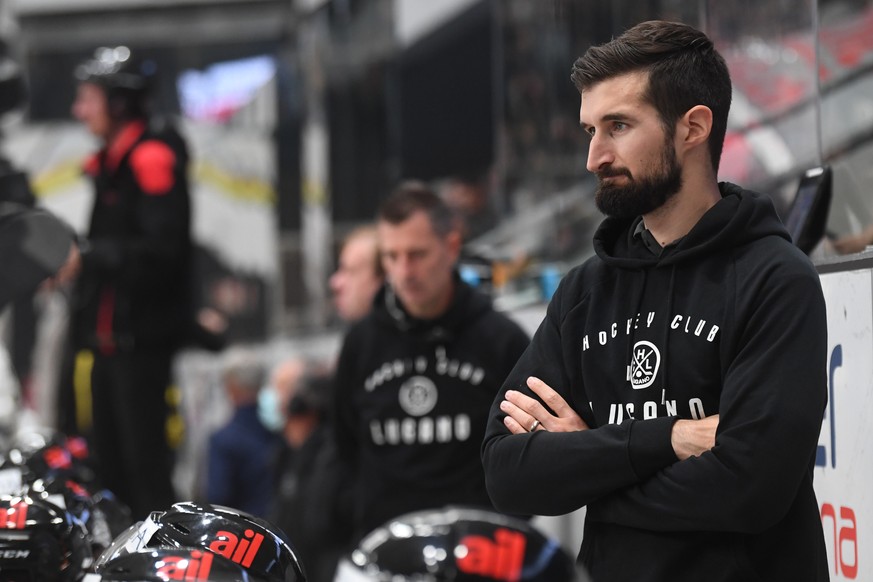 Lugano&#039;s Head Coach Luca Gianinazzi, during the preliminary round game of National League A (NLA) Swiss Championship 2022/23 between, HC Lugano against HC Fribourg Gotteron at the Corner Arena in ...