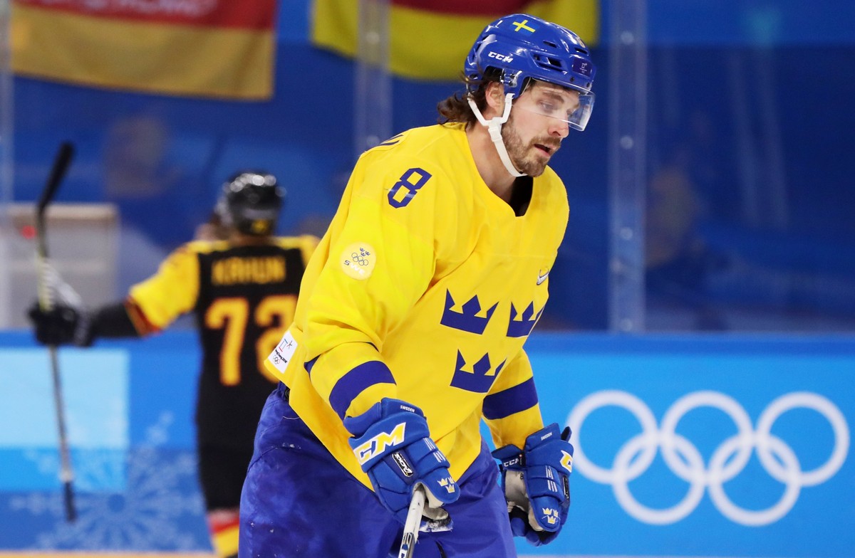 epa06550509 Johan Fransson of Sweden react after losing the men's play-offs Quarterfinals match between Sweden and Germany inside the Kwandong Hockey Centre at the PyeongChang Winter Olympic Game ...