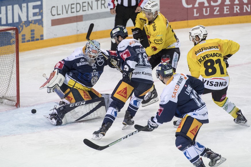 Torhueter Tobias Stephan, links, von Zug beim 0:1 von Simon Moser und Thomas Ruefenacht, rechts, von Bern beim Eishockey Meisterschaftsspiel in der Qualifikation der National League zwischen dem EV Zu ...