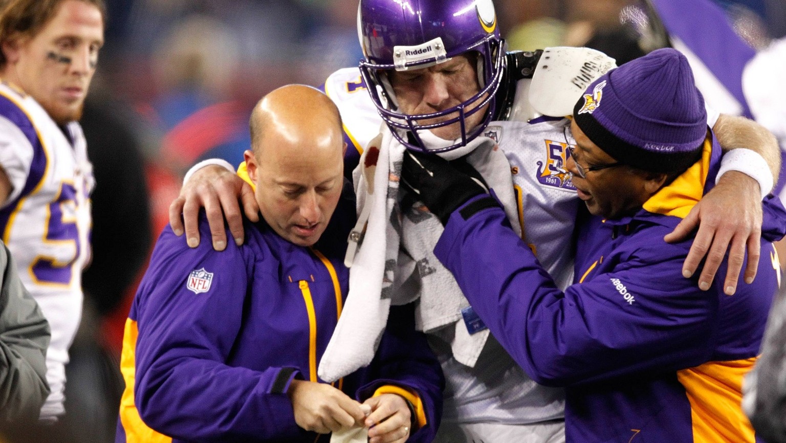 IMAGO / ZUMA Wire

Oct. 31, 2010 - Minneapolis, MN, U.S. - Minnesota Vikings quarterback Brett Favre was helped off the field after suffering an injury late in the fourth quarter against the New Engla ...