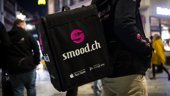 Des salaries de Smood avec le soutien du syndicat Unia manifestent lors d'une action le jeudi 11 novembre 2021 a Lausanne. Des greves de salaries se multiplient au sein de l'entreprise helve ...