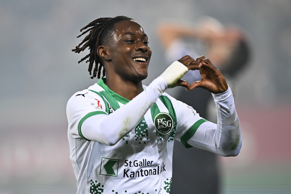 Felix Mambimbi (FCSG) bejubelt sein 4-1 im Fussball Meisterschaftsspiel der Swiss Super League zwischen dem FC St. Gallen (FCSG) und dem FC Zuerich (FCZ), am Dienstag, 24. September 2024, im kybunpark ...