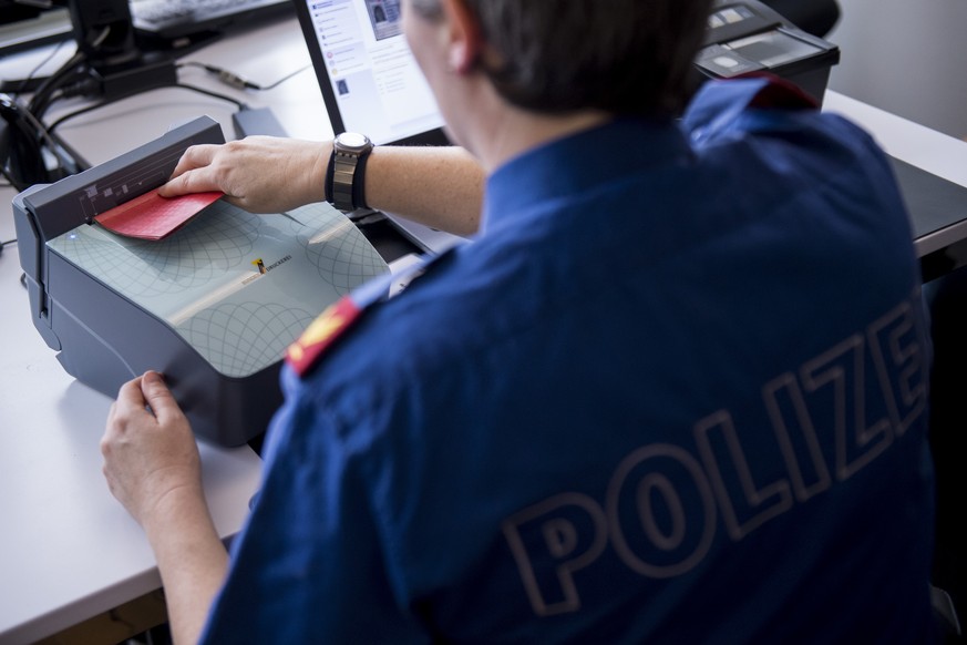 Eine Mitarbeiterin der Kantonspolizei Zuerich praesentiert die Moeglichkeiten der Sicherheitskontrolle mit dem Biometrischen Pass an der Medienkonferenz der Geschaeftszahlen der Flughafenpolizei am Di ...
